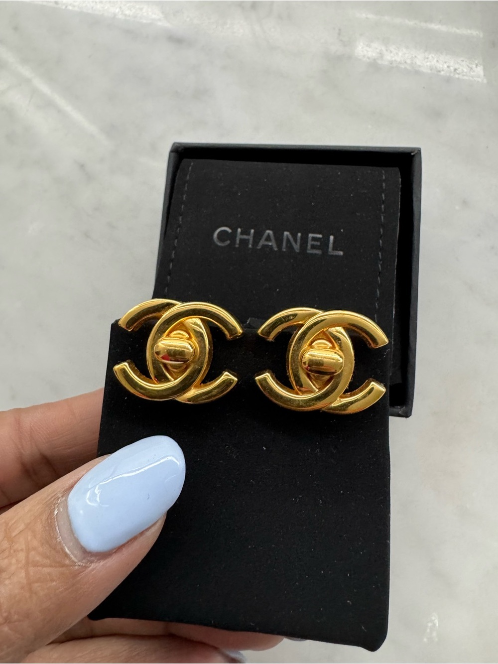24K CHANEL Gold Interlocking CC Stud Earrings - Shiny Gold Tone - Picture 3 of 5